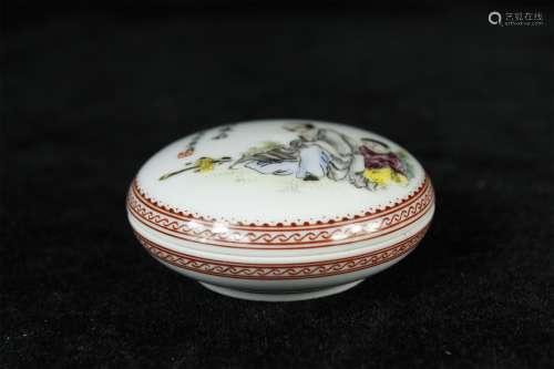 A Chinese Famille-Rose Porcelain Round Box with Cover