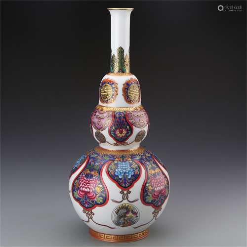 A Chinese Enamel Glazed Porcelain Double Gourd Vase