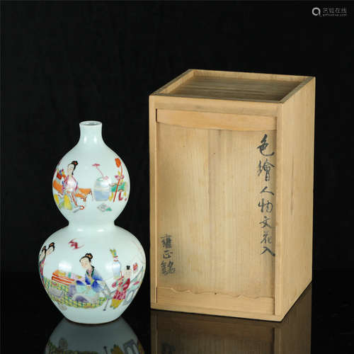 A Chinese Famille-Rose Porcelain Double Gourd Vase