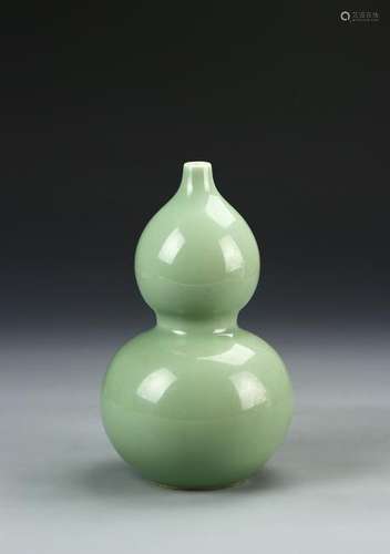 Chinese Green Glazed Double Gourd Vase