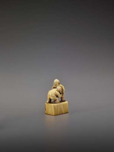 AN EARLY IVORY NETSUKE OF TWO CHINESE WRESTLERS