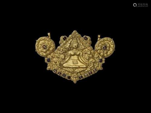 A CHAM REPOUSSÉ GOLD PECTORAL OF UMA WITH LOTUS BU…