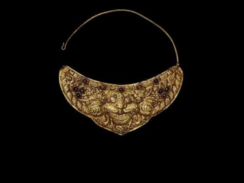 A CHAM GOLD NECKLACE WITH A CRESCENT MOON PECTORAL…