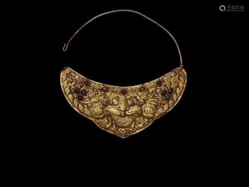 A CHAM GOLD NECKLACE WITH A CRESCENT MOON PECTORAL…