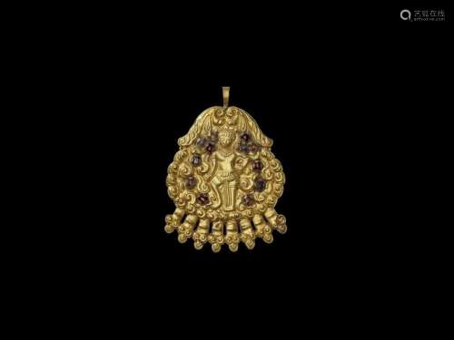 AN IMPRESSIVE CHAM GOLD PENDANT DEPICTING A DANCIN…