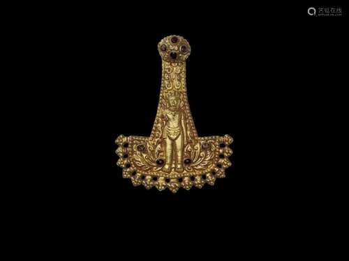 A CHAM REPOUSSÉ GOLD PENDANT WITH INDRA