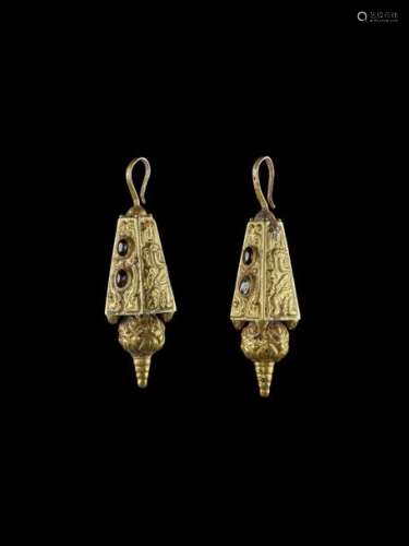 A PAIR OF CHAM REPOUSSÉ GOLD EAR ORNAMENTS WITH GA…