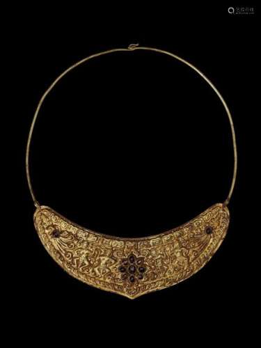 A CHAM GOLD NECKLACE WITH A CRESCENT MOON PECTORAL