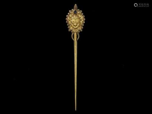 A CHAM REPOUSSÉ GOLD HAIRPIN WITH KALA MASK