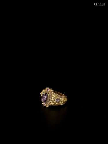 A CHAM REPOUSSÉ GOLD RING WITH AMETHYSTS
