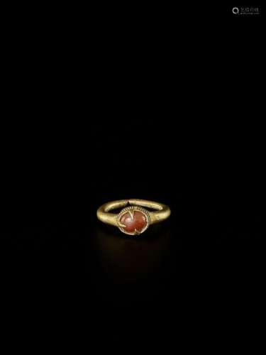 A MASSIVE CHAM GOLD RING WITH A CARNELIAN