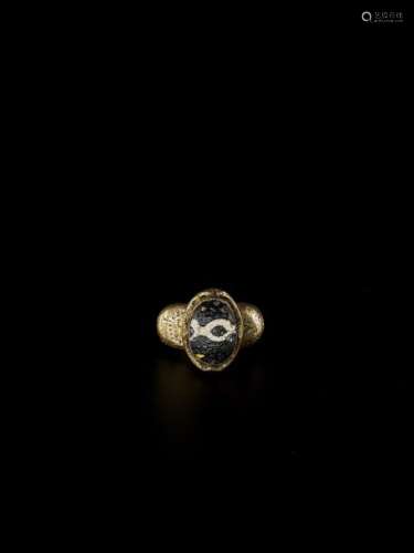A LARGE AND MASSIVE CHAM GOLD RING