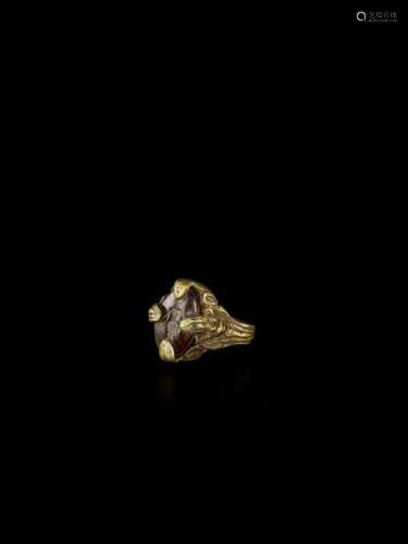 A MASSIVE CHAM GOLD RING WITH AN INTAGLIO