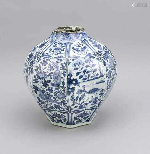 Octagonal vase, Chin