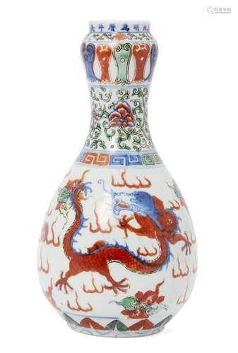 A Chinese porcelain wucai garlic-head vase, late Qing dynasty/ Republic period, decorated with two