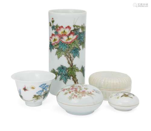 Four pieces of Chinese porcelain, late 20th century, comprising brush pot, 14cm high, tea bowl, 4.