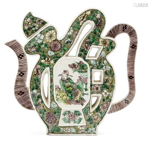 A Chinese porcelain Kangxi style shou character ewer, 20th century, painted in famille verte