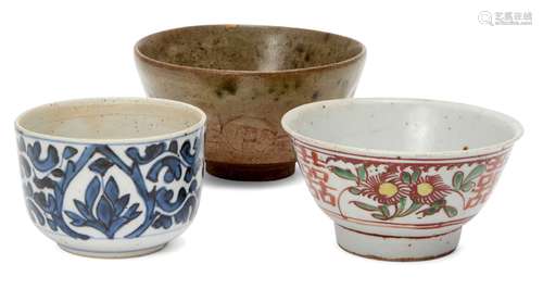 Two Chinese porcelain bowls and a Japanese studio pottery bowl, 19th century, 6-7cm high (3) 19世紀