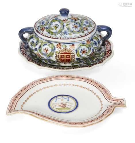 A Chinese porcelain small tureen and stand, Hua Rong Tang Zhi mark, early 20th century, painted in