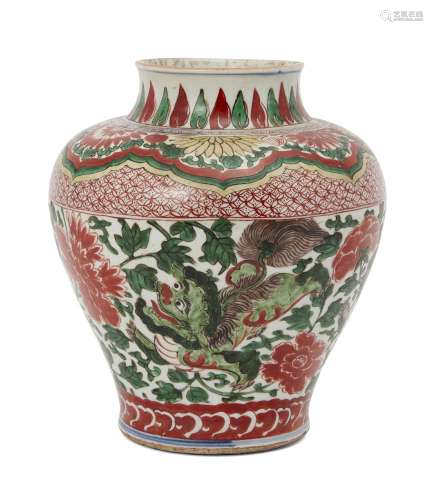 A Chinese porcelain wucai vase, Transitional period, decorated to the body with two Buddhist lions
