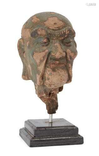 A Chinese lacquered stucco head of a Luohan, 15th/16th century, 21cm high 15/16世紀 泥塑加漆羅漢頭像300