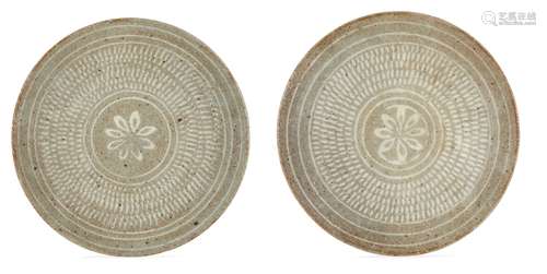 A pair of Japanese studio pottery saucer dishes, early 20th century, slip-decorated with a central