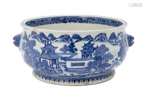 A large Chinese export porcelain basin, Qianlong period, painted in underglaze blue with a