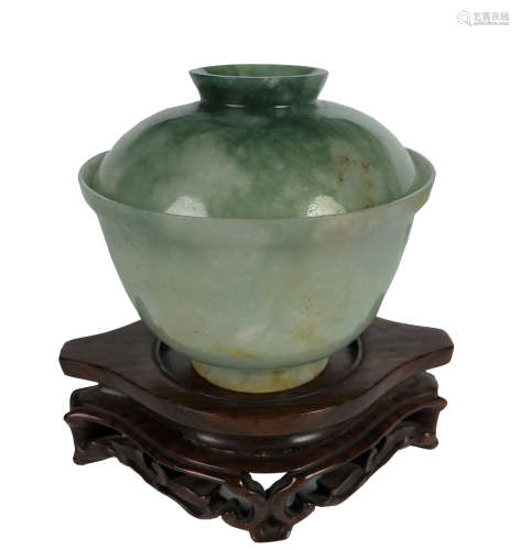 FINE EARLY 19TH C. GREEN JADEITE CUP AND COVER