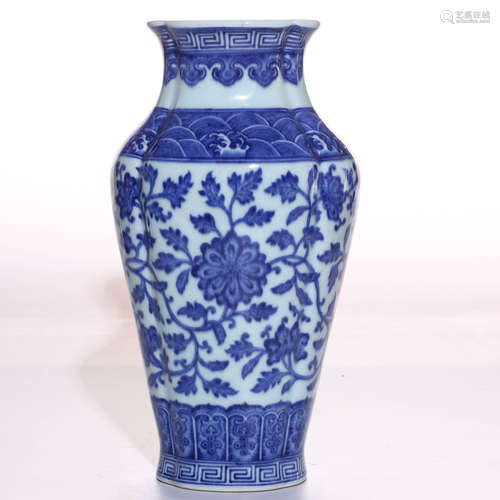 A Chinese Blue and White Porcelain Vase