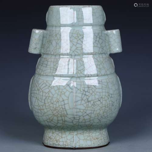 A Chinese Ge-Type Glazed Porcelain Vase