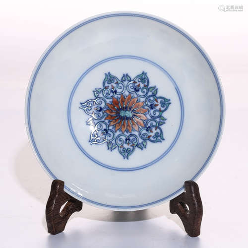 A Chinese Dou-Cai Glazed Porcelain Plate