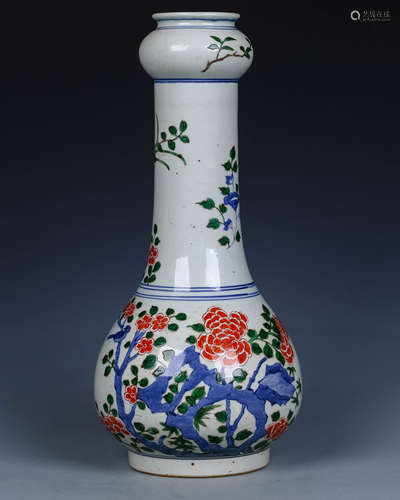 A Chinese Wu-Cai Glazed Porcelain Vase