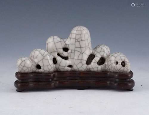 18TH C. GE-TYPE PORCELAIN BURSH REST ON STAND