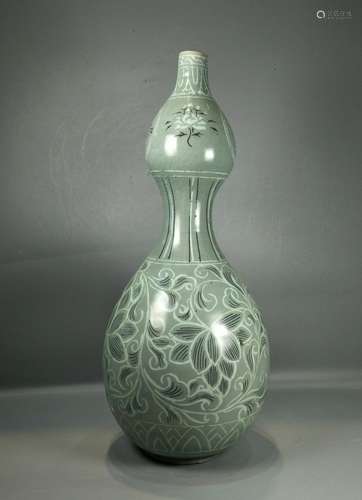 A KOREAN PORCELAIN DOUBLE GOURD VASE