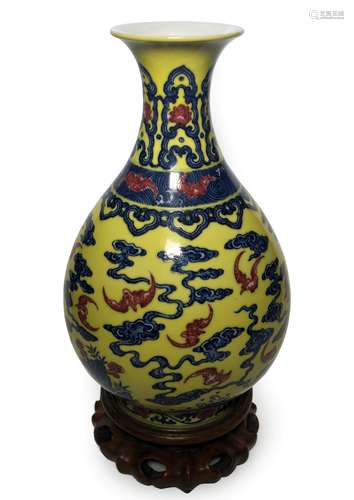 18TH CENTURY QING DYN. 100 BATS PEAR-SHAPED VASE