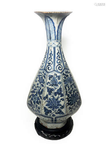 BLUE AND WHITE PORCELAIN VASE