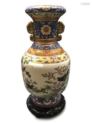 LARGE AND FINE FAMILLE ROSE PORCELAIN ROOSTER VASE