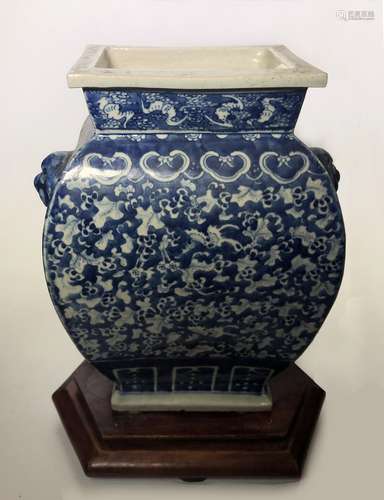 BLUE AND WHITE PORCELAIN VASE