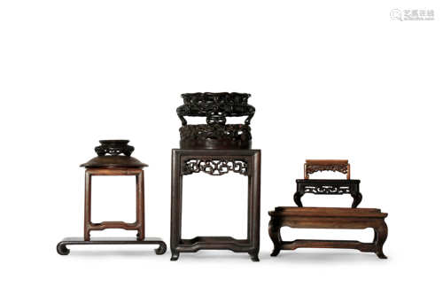 A SMALL COLLECTION OF CHINESE WOOD STANDS AND COVERS