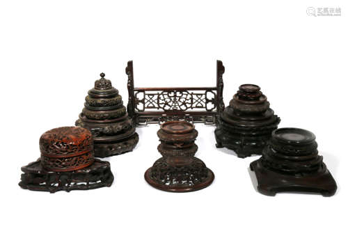 A SMALL COLLECTION OF CHINESE WOOD STANDS AND COVERS