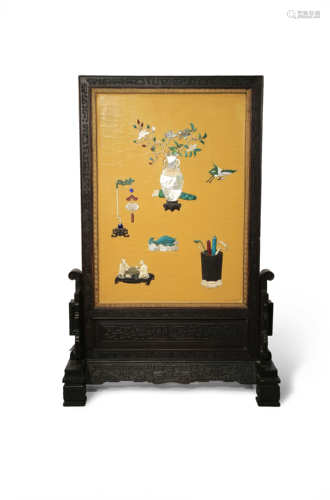 λ A CHINESE INLAID LACQUER TABLE SCREEN