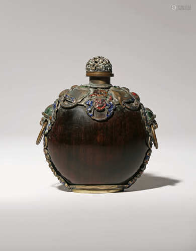 A CHINESE METAL-MOUNTED HORN SNUFF BOTTLE