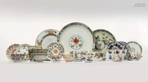 A COLLECTION OF CHINESE PORCELAIN ITEMS