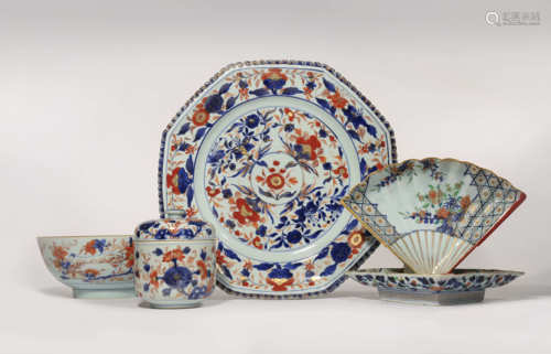 A SMALL GROUP OF CHINESE IMARI ITEMS