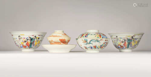 A SMALL GROUP OF CHINESE PORCELAIN ITEMS