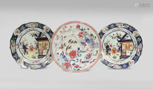 A PAIR OF CHINESE FAMILLE ROSE PLATES