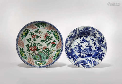 A CHINESE FAMILLE VERTE DISH AND A BLUE AND WHITE DISH