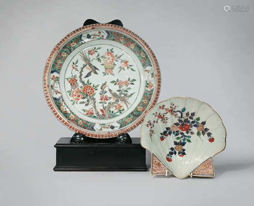 A LARGE CHINESE FAMILLE VERTE DISH AND AN IMARI SHELL-SHAPED DISH