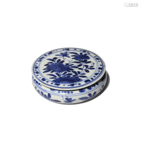 A SMALL CHINESE BLUE AND WHITE CIRCULAR BOX AND COVER