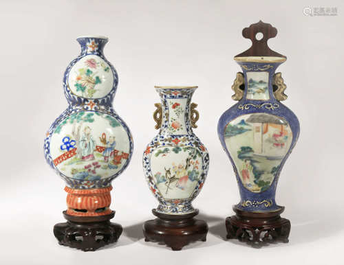 THREE CHINESE FAMILLE ROSE AND GILT-DECORATED WALL VASES